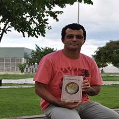 #11075 Aluno de Letras em Crateús reúne prosa e poemas em livro