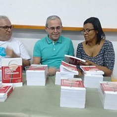 #11084 Professor de Crateús analisa gêneros discursivos em livro