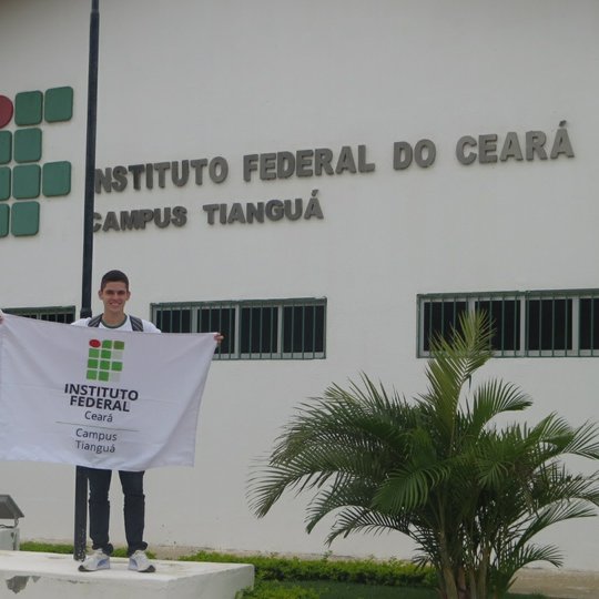 #11382 Estudante se prepara para embarcar para Portugal