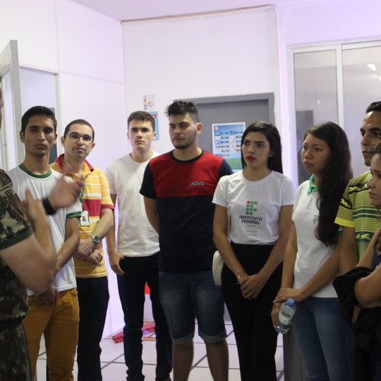 #11390 Estudantes realizam visita técnica ao Exército