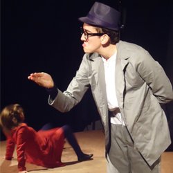 #12519 Ex-alunos apresentam peça teatral