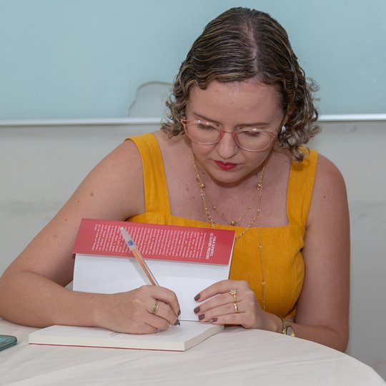 #13871 Lançamento de livro reúne servidores e estudantes