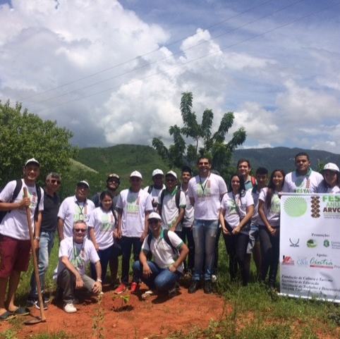#15915 Alunos de Gestão Ambiental realizam plantio de mudas