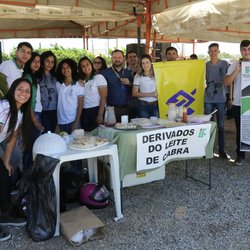 #16695 Alunos de Tauá participam da Feira Agropecuária dos Inhamuns