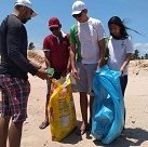 #17254 Alunos de Acaraú realizam mutirão na Praia de Almofala