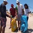#17254 Alunos de Acaraú realizam mutirão na Praia de Almofala