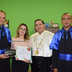 #18102 IFCE Tianguá homenageia empresária por colaboração com projeto