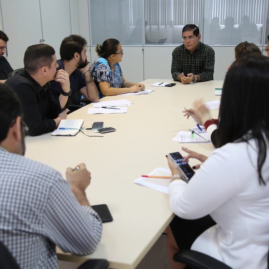 #19967 Reitor recebe representantes sindicais em reunião