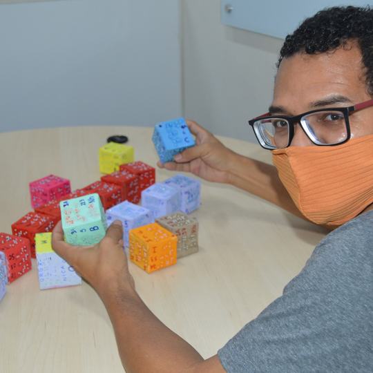 #6894 Estudante de Caucaia desenvolve cubo químico em braile