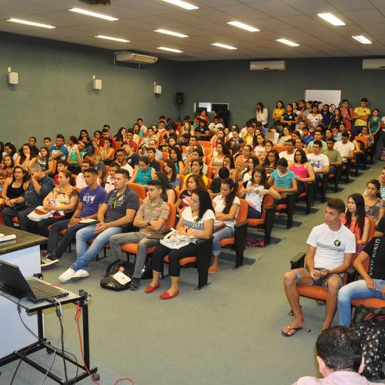 #9990 Início das aulas movimenta Limoeiro do Norte