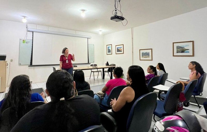 A coordenadora do Mulheres Mil em Quxiadá, Lucicléia Cavalcante, apresenta o curso para as novas estudantes
