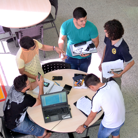 Alunos na biblioteca