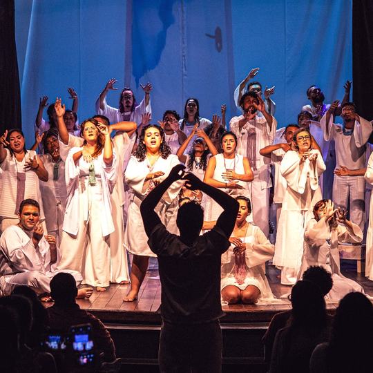 Grupo artístico durante apresentação da Bienal de Artes do IFCE em 2023