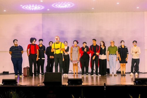 Cia Curral de Pedras em cena durante a Bienal de Artes do IFCE