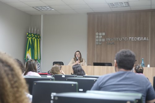 Cristiane Borges, pró-reitora de Ensino (ao microfone). Foto: Eugênio Pacelli