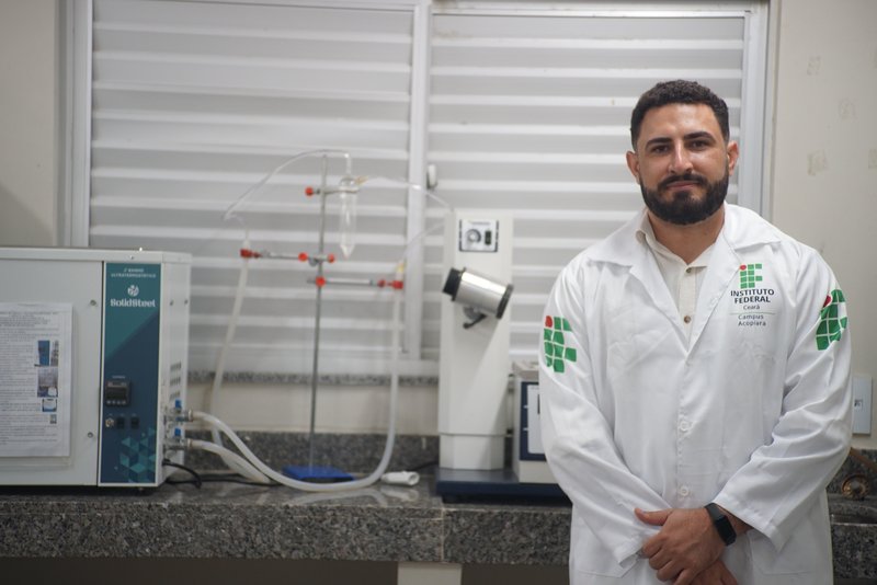 Prof Alzeir Rodrigues em laboratório do campus Acopiara