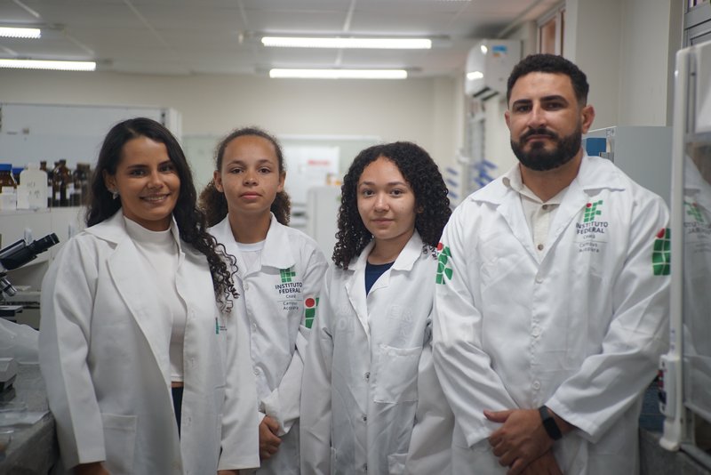 Professor Alzeir e bolsistas de iniciação científica