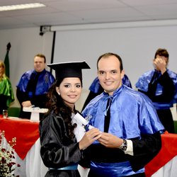 Camila na colação de grau do curso de Física.
