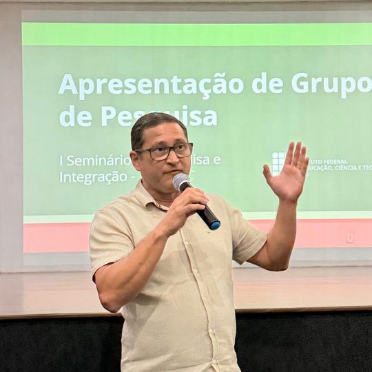 Diretor do IFCE de Quixadá apresenta os objetivos do seminário de pesquisa
