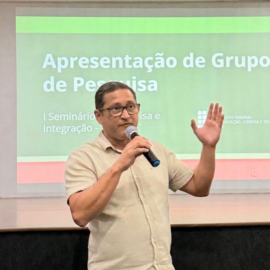 Diretor do IFCE de Quixadá apresenta os objetivos do seminário de pesquisa