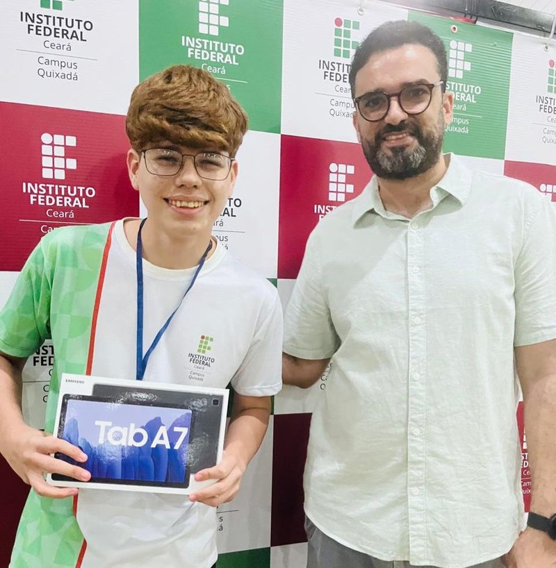 Eduardo Feitosa recebeu a premiação das mãos do professor Jefferson Saraiva