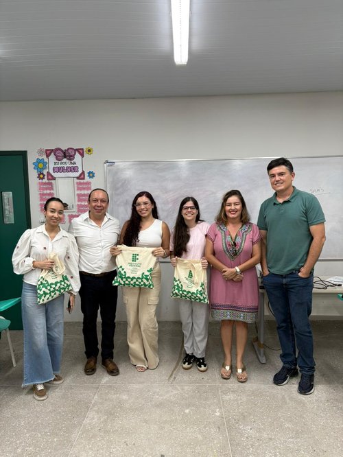 Equipe da ação e gestores do campus.