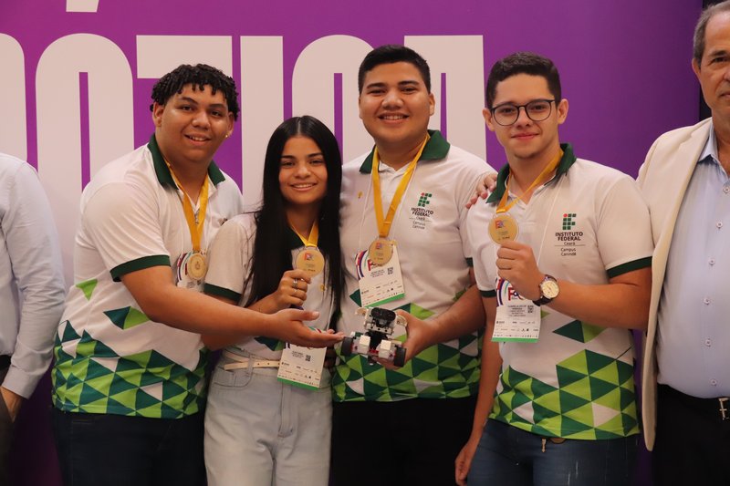 Equipe do IFCE Canindé na Feira do Conhecimento 2024