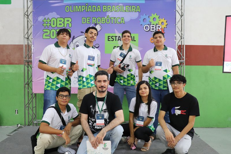 Gleici Evelyn (agachada) posa ao lado do professor Igor Lima Rodrigues e equipe, na Olimpíada Brasileira de Robótica 2023