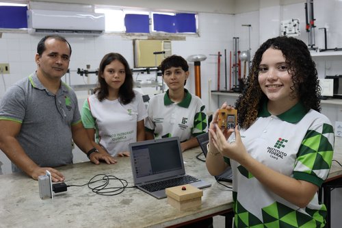 Equipe desenvolvedora apresenta sensor com sinal de alerta (Foto Diogenilson Aquino)