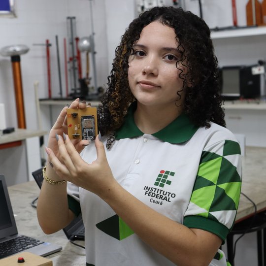 Estudante Ingrid Sobreira apresenta sensor com sinal de alerta (Foto Diogenilson Aquino)