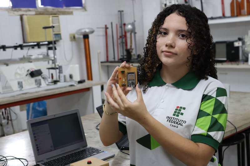 Estudante Ingrid Sobreira apresenta sensor com sinal de alerta (Foto Diogenilson Aquino)