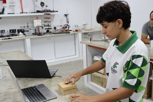 Estudante Kauana Chaves simula botão do pânico (Foto Diogenilson Aquino)