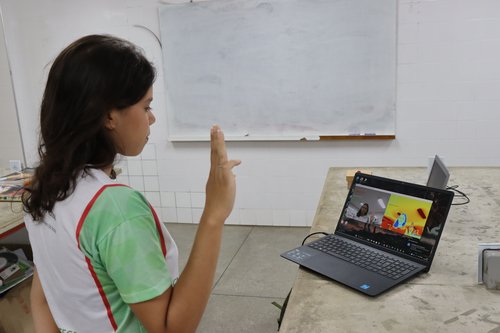 Estudante Sabrina Andrade simula sensor de identificação de sinal (Foto Diogenilson Aquino)