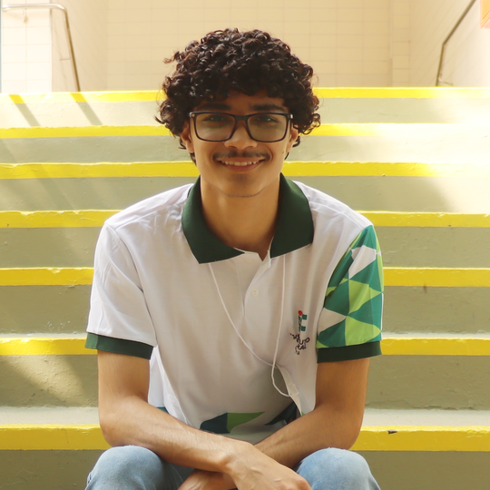 Estudante óculos farda Canindé