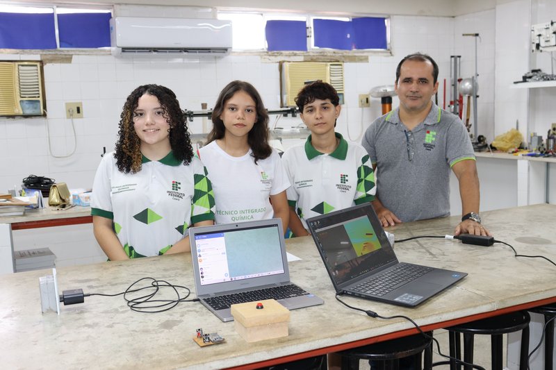 Estudantes Ingrid Sobreira, Sabrina Andrade e Kauana Chaves, com professor orientador Holanda Júnior (foto Diogenilson Aquino)