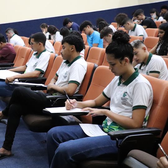 Estudantes fazendo prova no auditório - campus canindé