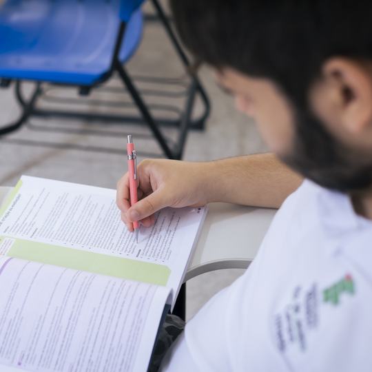Estudante escrevendo