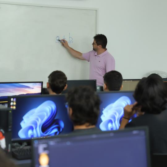 Professor em aula no laboratório de informática