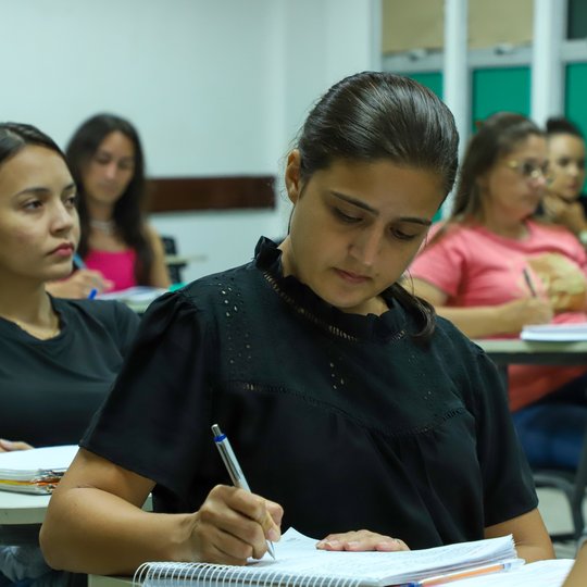 Estudante de Administração em sala de aula