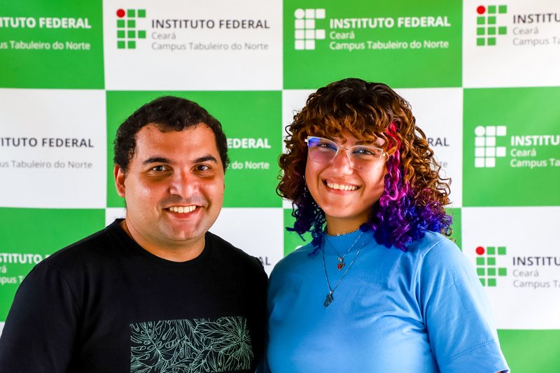 Estudantes Giderlânio Costa e Anne Stefany estão entre os 80 selecionados pelo projeto Afroext (Foto: Ícaro Dias/IFCE)