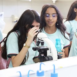 Tabuleiro do Norte - Estudante usando microscópio