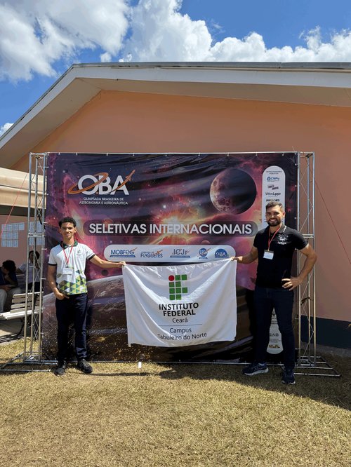 Kauã, ao lado do professor João Dehon da Rocha Júnior, durante as seletivas presenciais para as Olimpíadas Internacionais de Astronomia no RJ