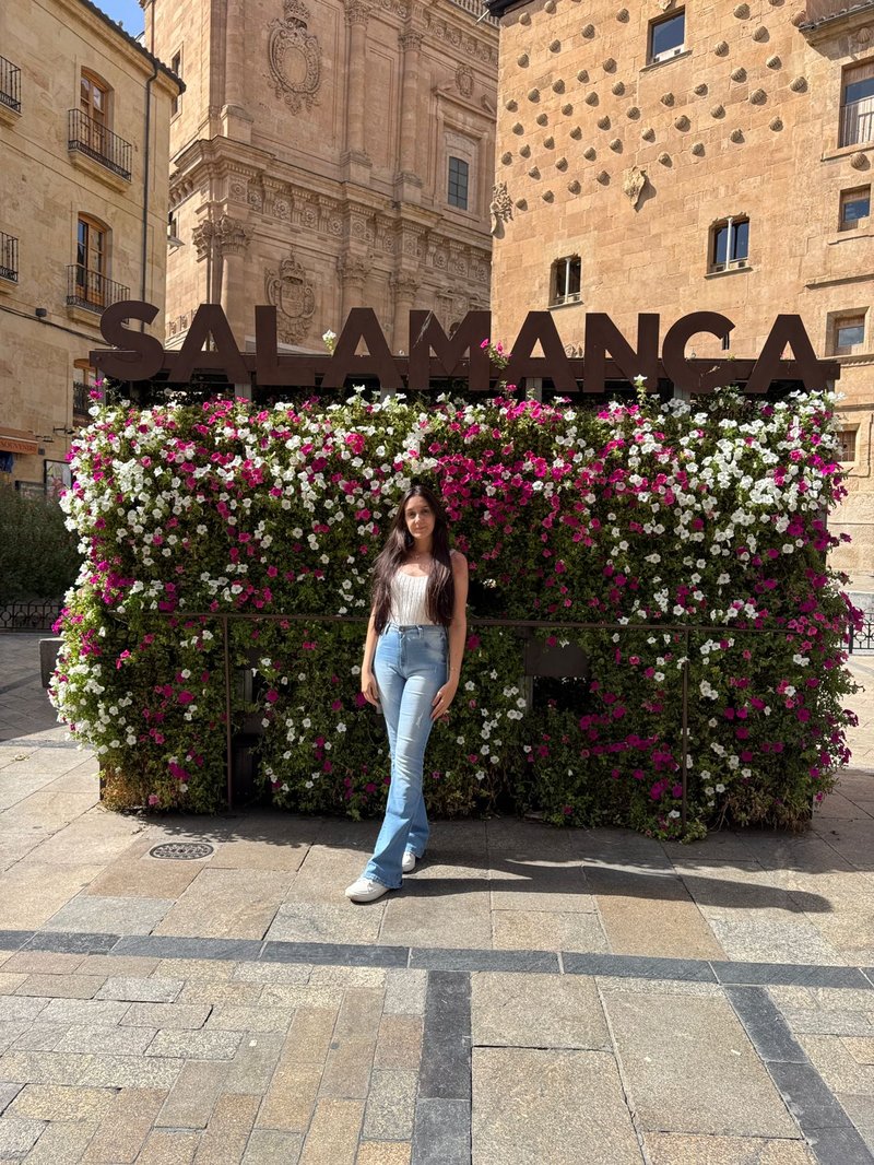 A estudante Ennylly Bezerra em conhecendo cidades e países pela Europa.