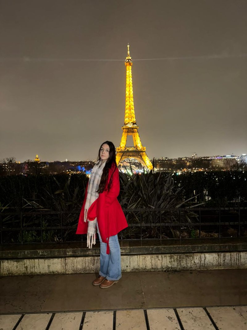 A estudante Ennylly Bezerra em passeios pela Europa.