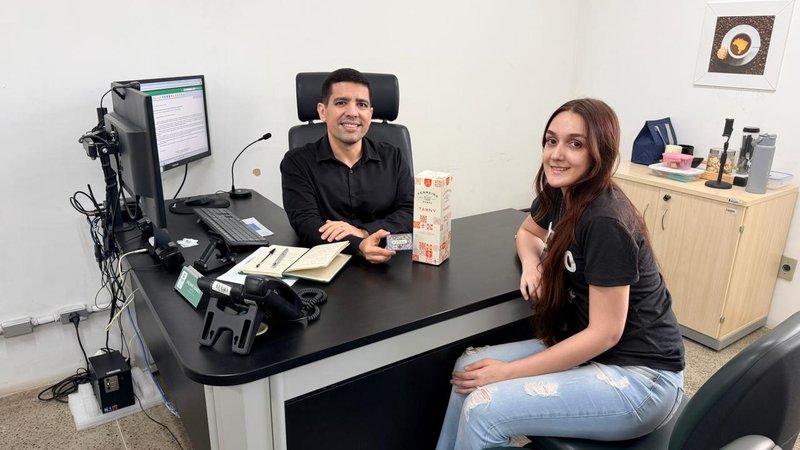 A estudante Ennylly Bezerra e o diretor-geral Valmir Soares.