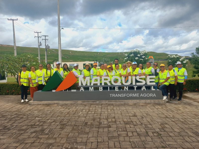 Estudantes do curso de Marisqueira, ofertado pelo campus de Paracuru do IFCE pelo Programa Mulheres Mil, durante visita técnica
