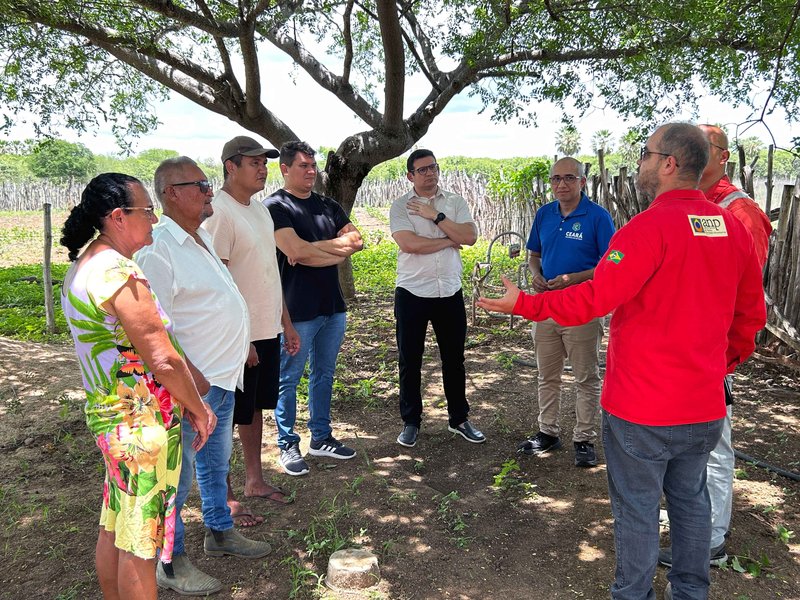 Profissionais se reuniram com a família para repassar orientações sobre a ocorrência (Foto: Marcelo Andrade/IFCE)