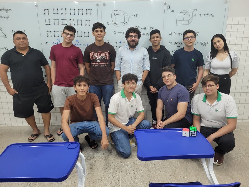 Professor Adenilson (em pé no centro) posa ao lado dos alunos do Polo Olímpico de Treinamento Intensivo (POTI), em Sobral