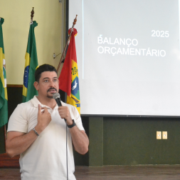 Professor Rubens no momento da reunião geral
