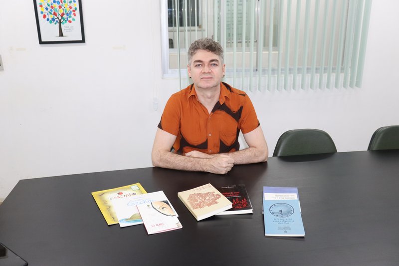 Professor Kelson Oliveira vence Prêmio Nacional de Literatura Infantil